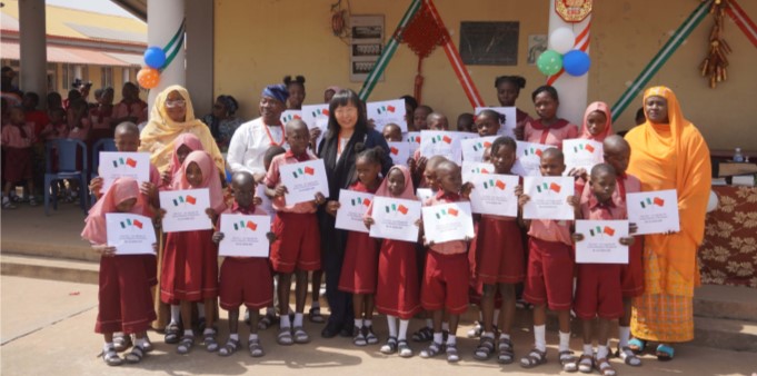 Presentation of scholarships to deserving teachers and students of China Assisted Model Primary School in Nyanya by Liang Huili, the wife of the Chinese Ambassador