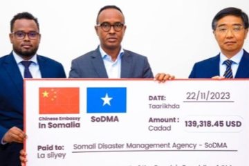 Chinese Ambassador to Somalia, Fei Shangchao, ceremonially handed over the flood relief assistance to Mahamud Moallim, Commissioner of the Somali Disaster Management Agency (SoDMA) in a move that underlines China’s commitment to international cooperation in the face of disaster