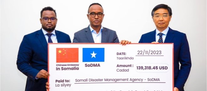 Chinese Ambassador to Somalia, Fei Shangchao, ceremonially handed over the flood relief assistance to Mahamud Moallim, Commissioner of the Somali Disaster Management Agency (SoDMA) in a move that underlines China’s commitment to international cooperation in the face of disaster