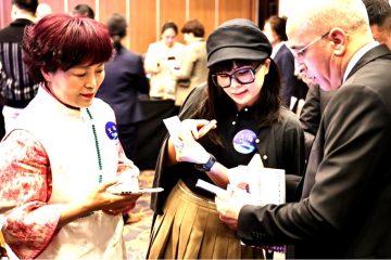 Members of a Chinese business delegation from Yiwu, East China's Zhejiang Province, exchange contact information with their Moroccan counterparts during a business matchmaking event in Casablanca, Morocco