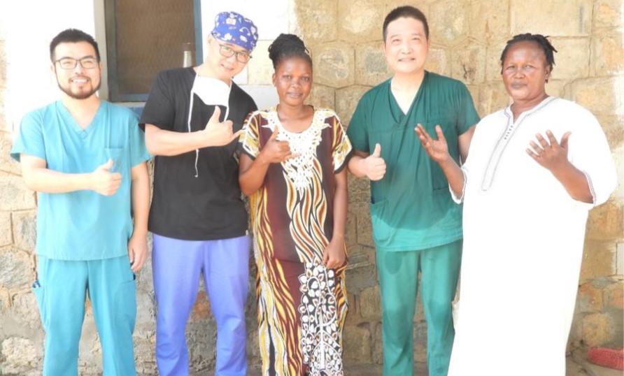 Chinese doctors pose with Viola Simon Benjamin (C), a student who underwent surgery, and her mother Julia Sebit (1st R) at the University of Juba clinic in the capital of South Sudan