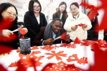 A Kenyan student tries paper-cutting at the Yanching Institute of Technology in the city of Langfang in Hebei province