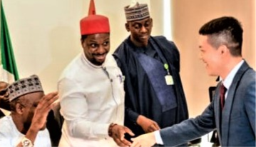 Director General, China General Chamber of Commerce, Dr. Tristan Cui (right) in exchange of complements