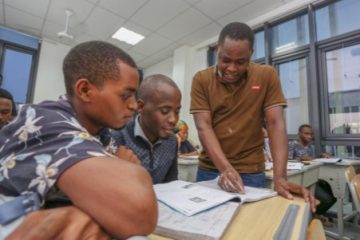 Emmanuel Richard Legonga (1st R, front), a Tanzanian teacher who has worked at the Confucius Institute for eight years, teaches local youths to learn Chinese in Dar es Salaam, Tanzania