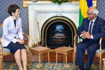 Mauritian President Dharam Gokhool (R) talks with Huang Shifang, the new Chinese ambassador to Mauritius, in Port Louis, Mauritius