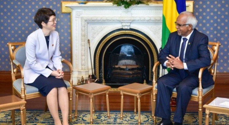 Mauritian President Dharam Gokhool (R) talks with Huang Shifang, the new Chinese ambassador to Mauritius, in Port Louis, Mauritius