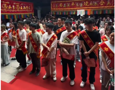The successful graduates at the grand scholarship presentation held at the ancestral clan hall