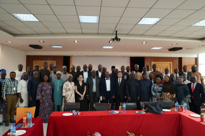 Participants at the Dialogue on “The Governance of China and Knowledge Sharing in Nigeria-China Cooperation